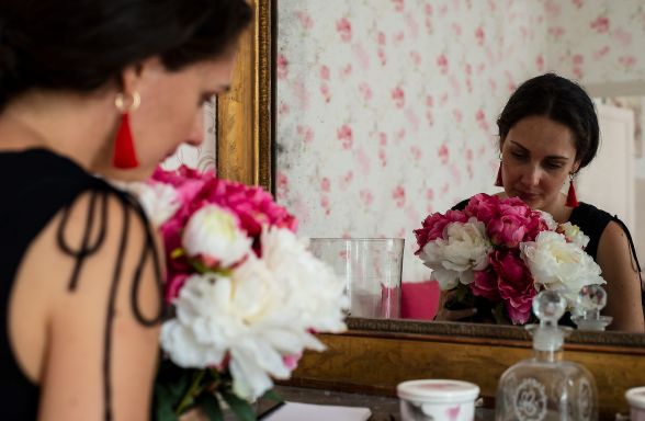 Aude Saubens prépare un bouquet de fleur pour un mariage